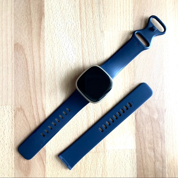 Like New: Fitbit Versa 3 (blue) - Picture 5 of 10